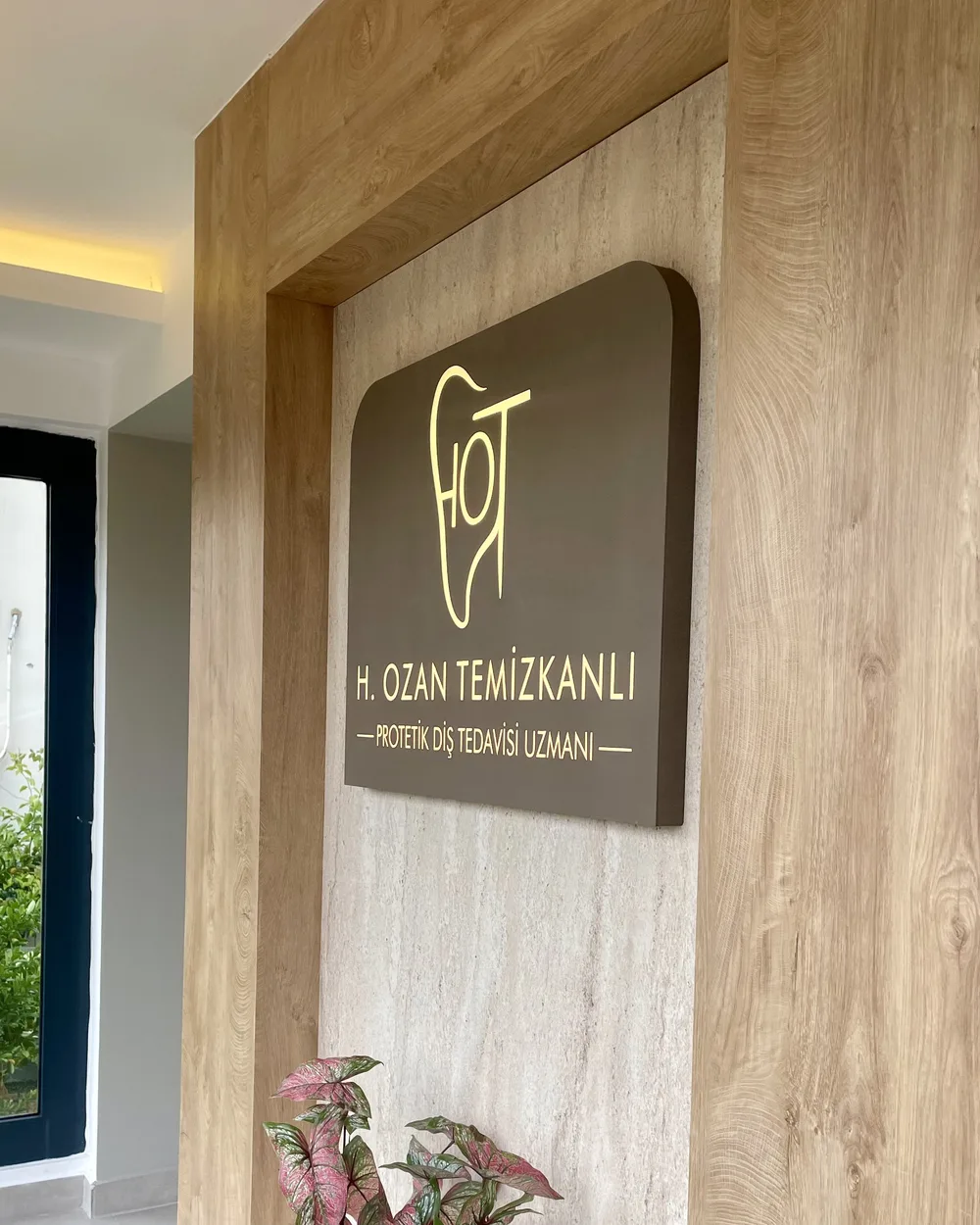 Muayenehane girişindeki tabela